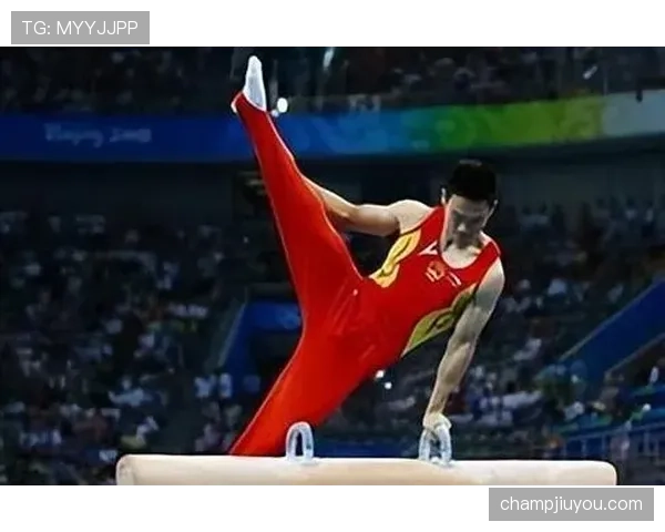 杨威退役后这身材管理也太狠了，体操老将私下还天天吊环练着？